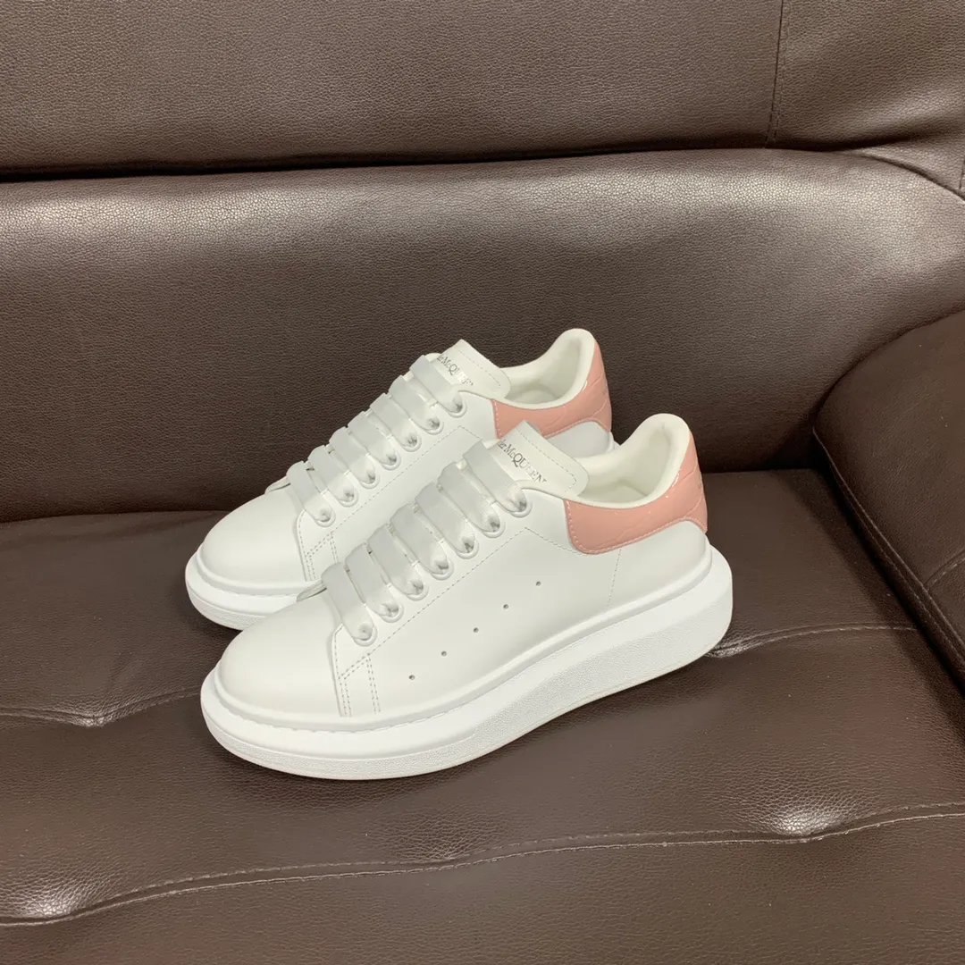 👟👟Ex-factory price 560👟👟 Professional McQueen factory. Top version. Couple style Alexander McQUEEN high version has been upgraded to the highest quality again✅ 💪McQueen Spring, Summer, Autumn and Winter top version Purchasing level✅ Recruiting national online and offline agents to join🤝 🏆Fabric: Original materials imported from Italy. Texture, water-resistant and non-discoloring 🏆Inner lining: ️A-grade Italian imported lining resistant to dirt, sweat-absorbent, breathable and comfortable 🏆Foot pads: top-grade imported Italian super-soft cowhide leather 🏆Outsole: PU+counter 1:1 🏆Shoe box: original white box. Plus white flip cover for double-layer protection. Cloth bag. Handbag. Certificate of 1:1 mold opening, 4-piece set. Delivered with a pair of shoelaces. 🖕🏿🖕🏿🖕🏿 You can choose any pair of shoelaces in any color of our factory 🏆Code number: women's 34-41. men's 38-46 🏆Special remarks (women's code 34.40.41, men's code 38.45.46 is customized, no returns or exchanges) Win-win cooperation 🤝
